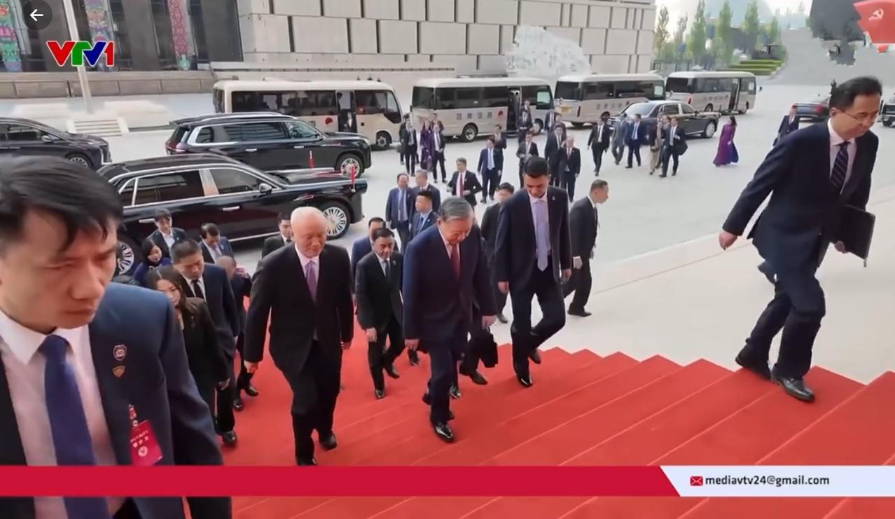 苏林在北京看展！4月15日苏林在北京参观中国共产党历史展览馆，展览馆门口的台阶上