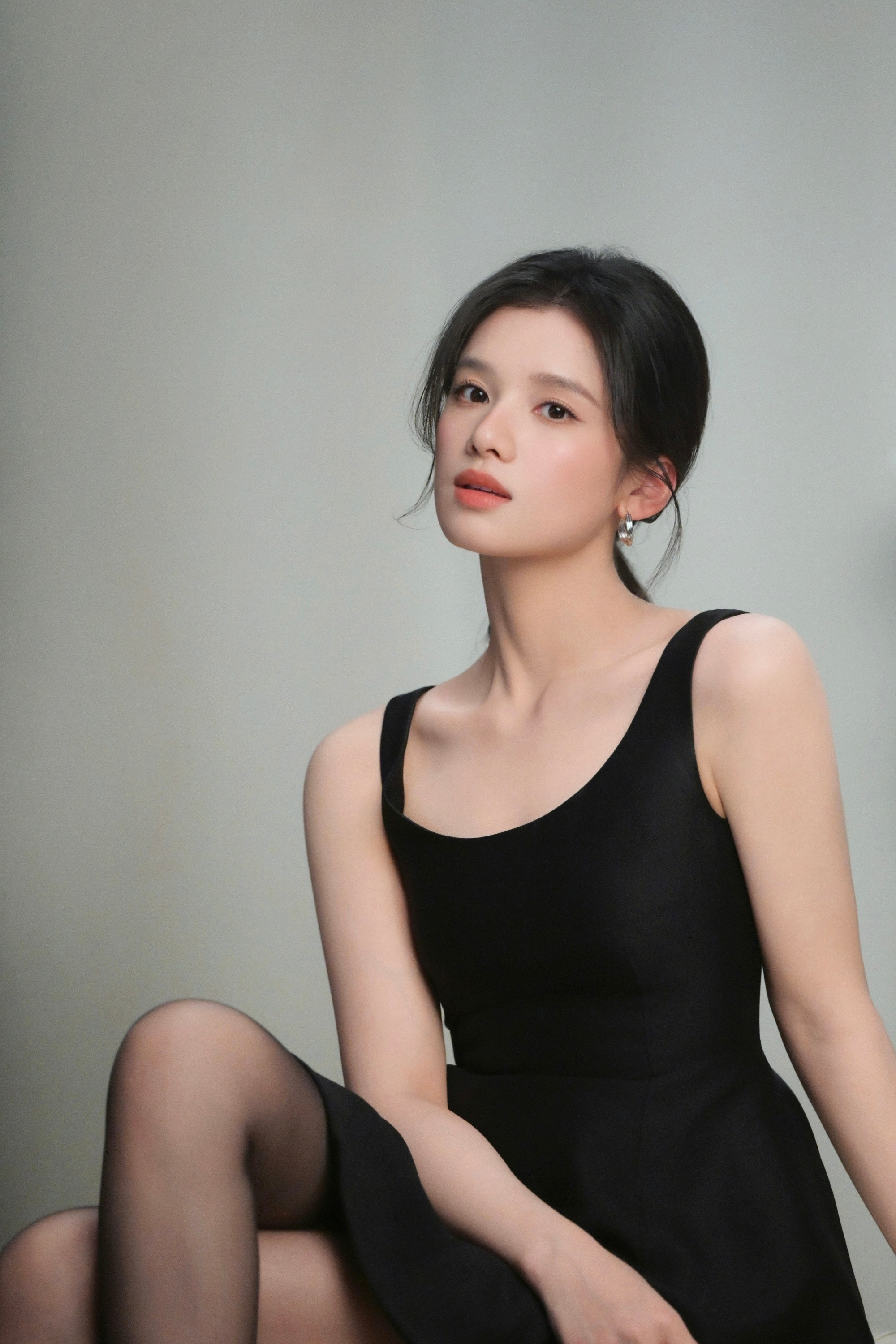 张婧仪 轻盈坚定，自由盛放。