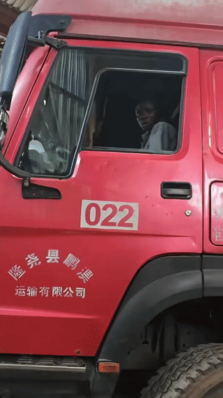 这辆来自中国河北隆尧县的红色大货车究竟是怎么来到遥远的非洲的？难道这是他们买的