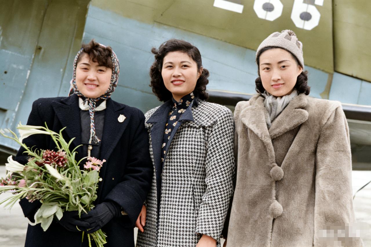 50年代，庾澄庆的妈妈张正芬和好友顾正秋到金门岛参观时，一张罕见的合影，那时候的