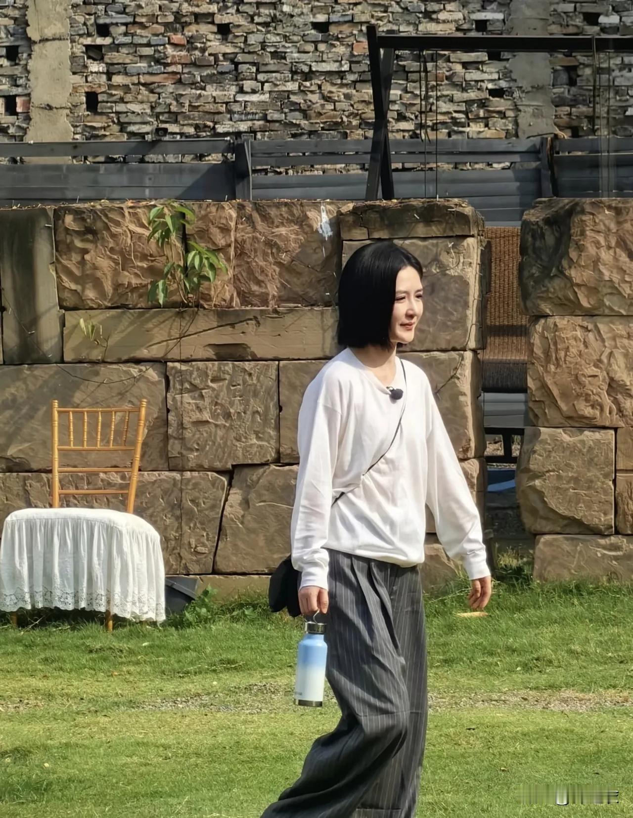 谢娜就是为了制造快乐而来的，所以她作为一个主持人，她的主持风格，类似于台湾综艺康