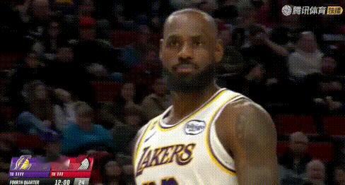 看镜头眨眼笑+倒地不起——詹姆斯：镜头对准我好喜欢。3节末他又长时间倒地不起了