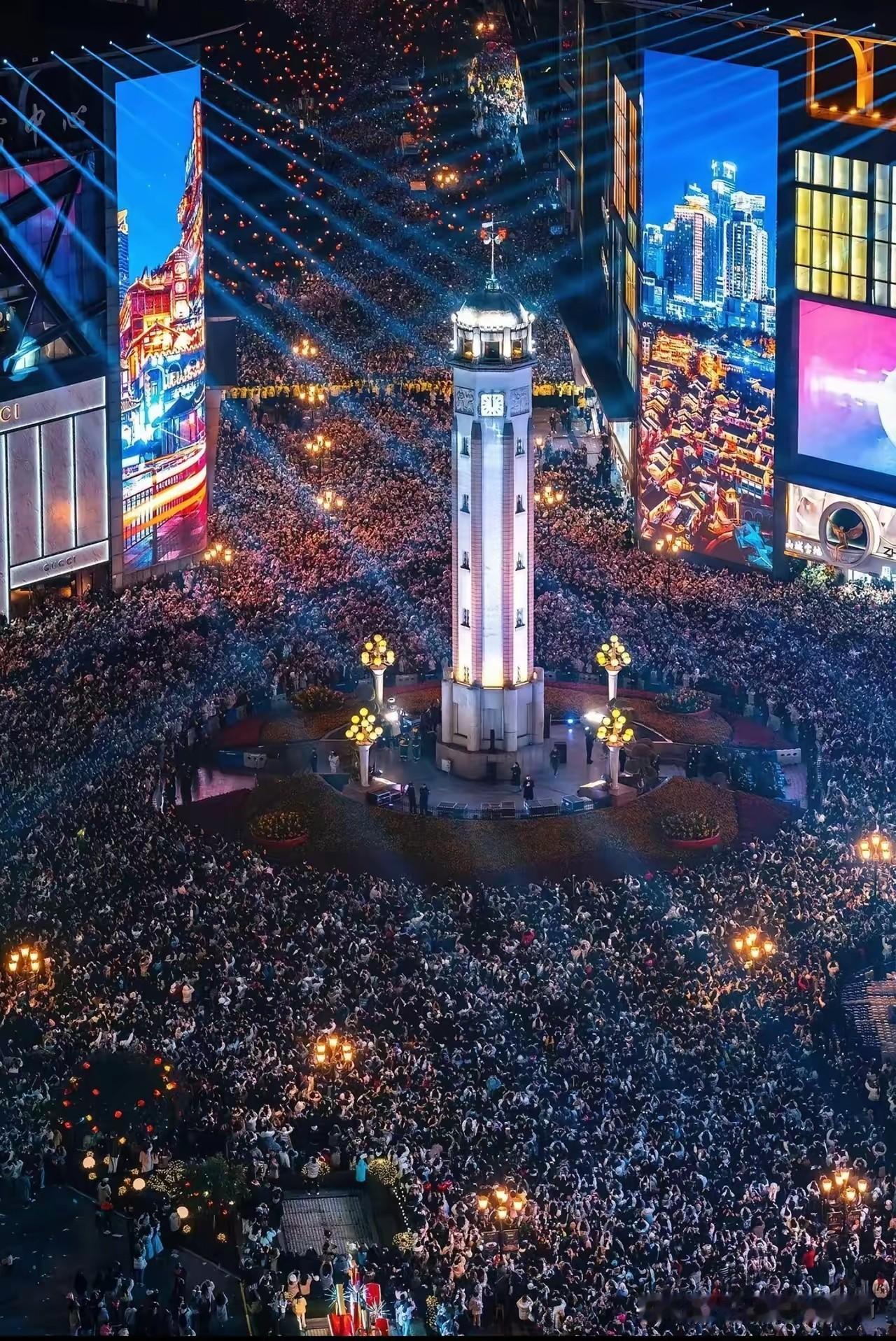 本地人一夜“清零”这就是解放碑的跨年夜今年的人流量到底有多大？网上说解