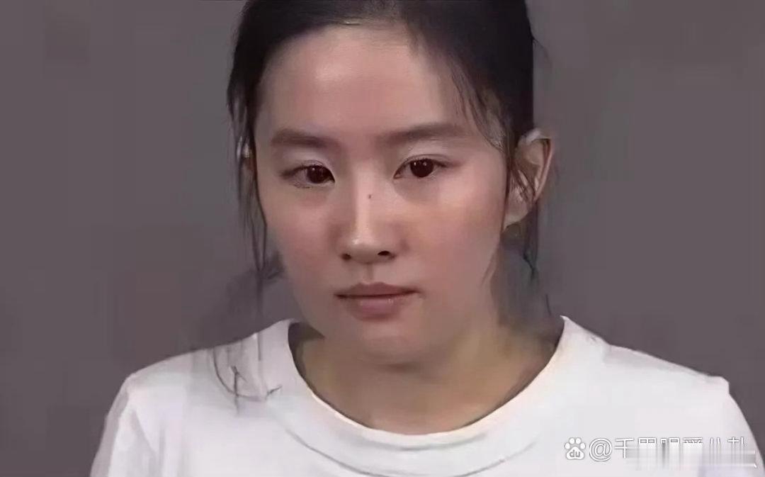 刘亦菲素颜大方出镜，气质亲和接地气，和路人毫无距离感，尽显最真实自然的颜值状态。