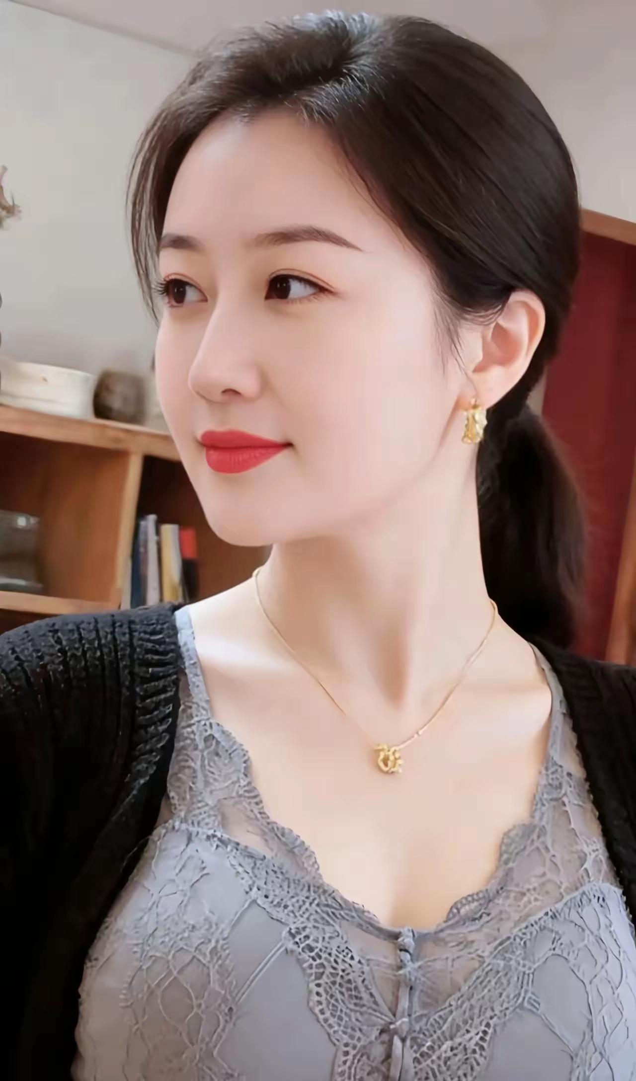 优雅气质，温柔可人，精致的妆容和优雅的穿搭，尽显女性魅力。