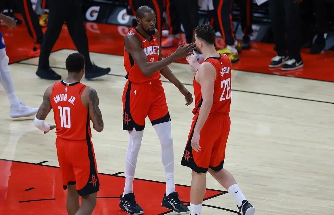 火箭最近动静不小，评论区直接炸锅！1.进攻教练到位乌度卡真听劝，把