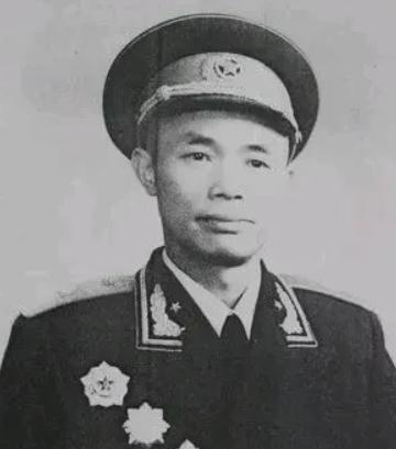 1980年，开国少将钟伟病倒，儿子钟戈辉守在他身边轻声地问：“爸爸，一个团对一个