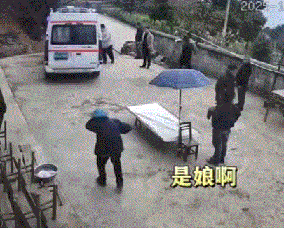 看哭了。55岁儿子因病突然去世，被救护车送回家中时，年迈的母亲佝偻着身体，一边哭