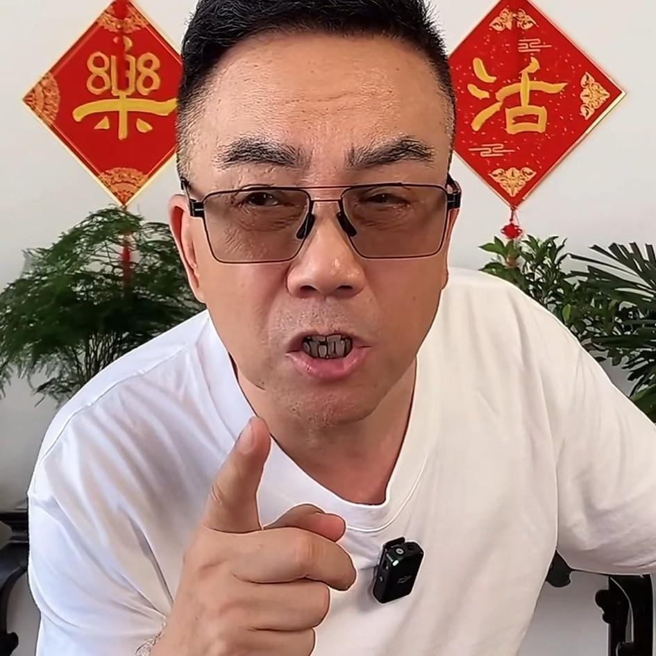 相声名家杨议的大徒弟“老七”为师父出头！昨天老七直播时表示：杨议是艺术家，你关注