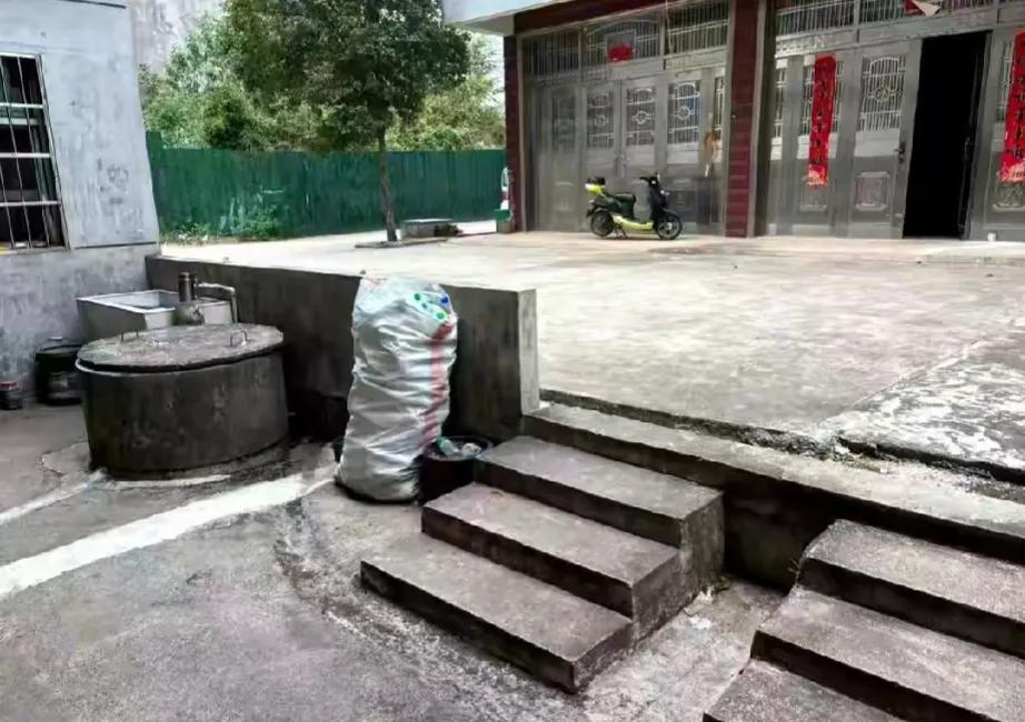 江西高安,男子突然听到母亲大喊救命,他冲出家门,就看到弟弟跪倒在沟里,有几个人正