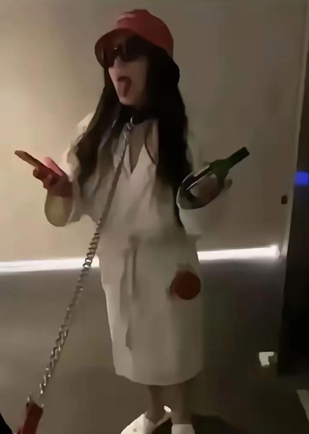 李欣莳被自称很仰慕的人当狗牵着！吐着舌头，丑态百出！关键是刚认识一天就开酒店