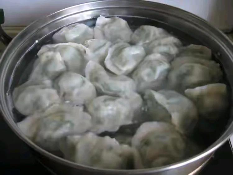 冻饺子该生冻还是熟冻？纠结了半天，最后发现搞错了方向。生冻皮筋道，但早上等半
