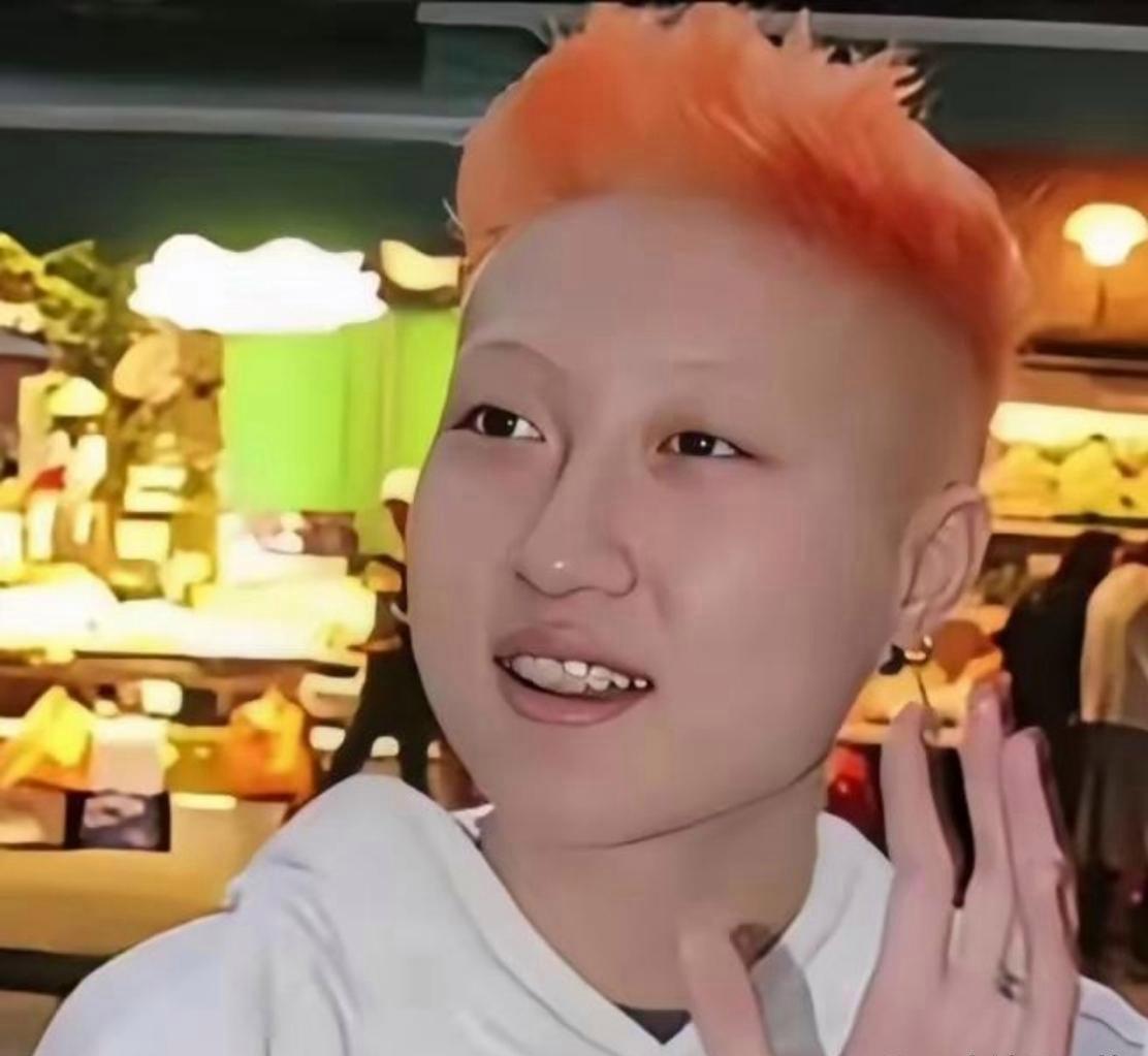 成龙的私生女吴卓林，现在日子也好起来了，26岁在香港开了家设计公司，手下有三十多