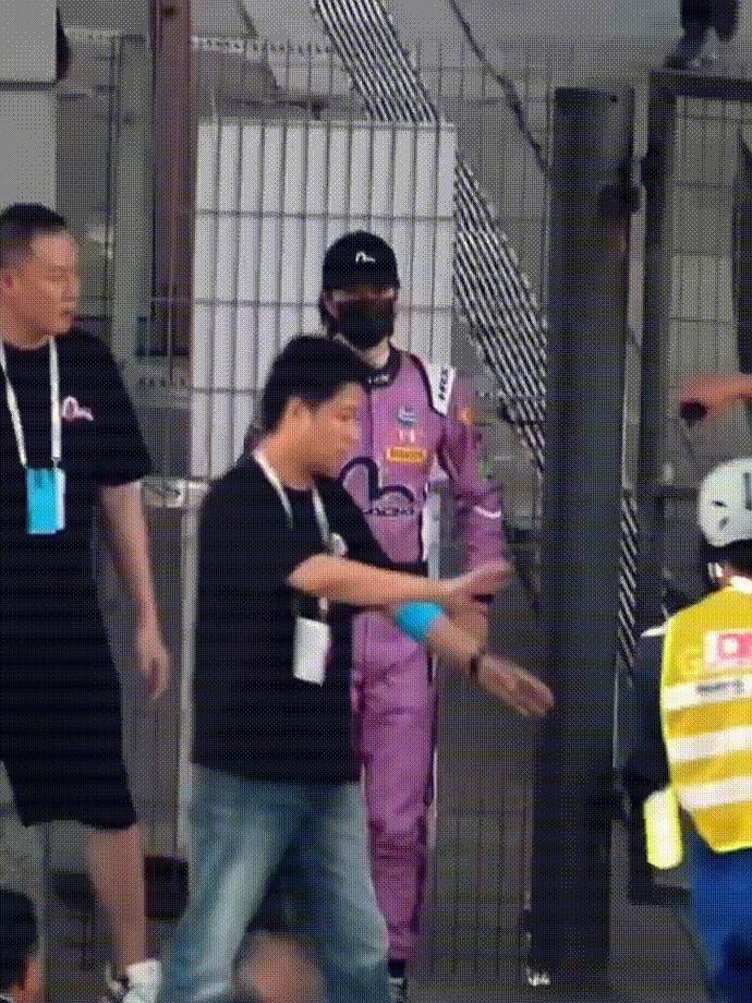 他没喊一句“文明出行”，就让全网闭嘴了。15秒，6米窄道，手势一抬，车流自己让