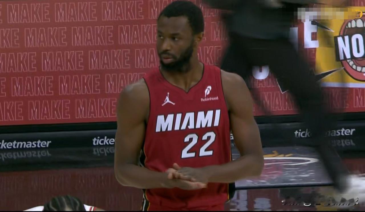 我真为热火球星维金斯鸣不平！在今天热火主场以118：125不敌公牛的比赛中，虽然