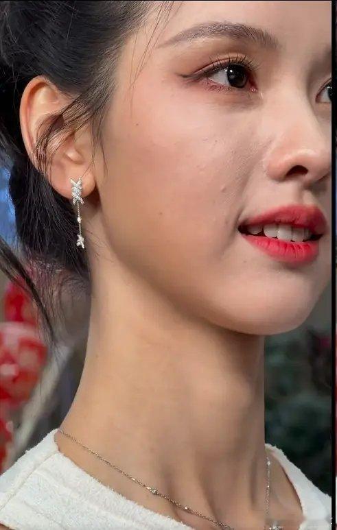 同一镜头下对比，鞠婧祎像是单独开了滤镜一般，陈都灵。。