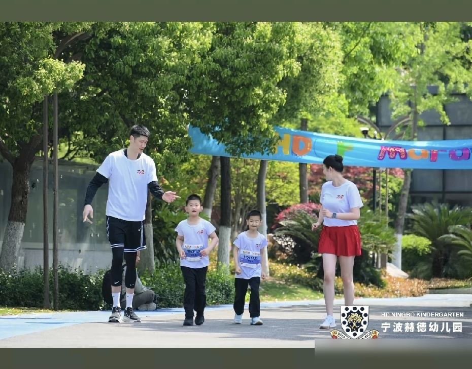 同样是2米11胡金秋的基因，双胞胎儿子站一块，身高差了半个头。你说这基...