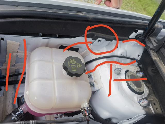 比亚迪宋PRO冠军版发动机舱家人们谁懂啊，这钣金拼接的地方为啥涂了一层什么东西