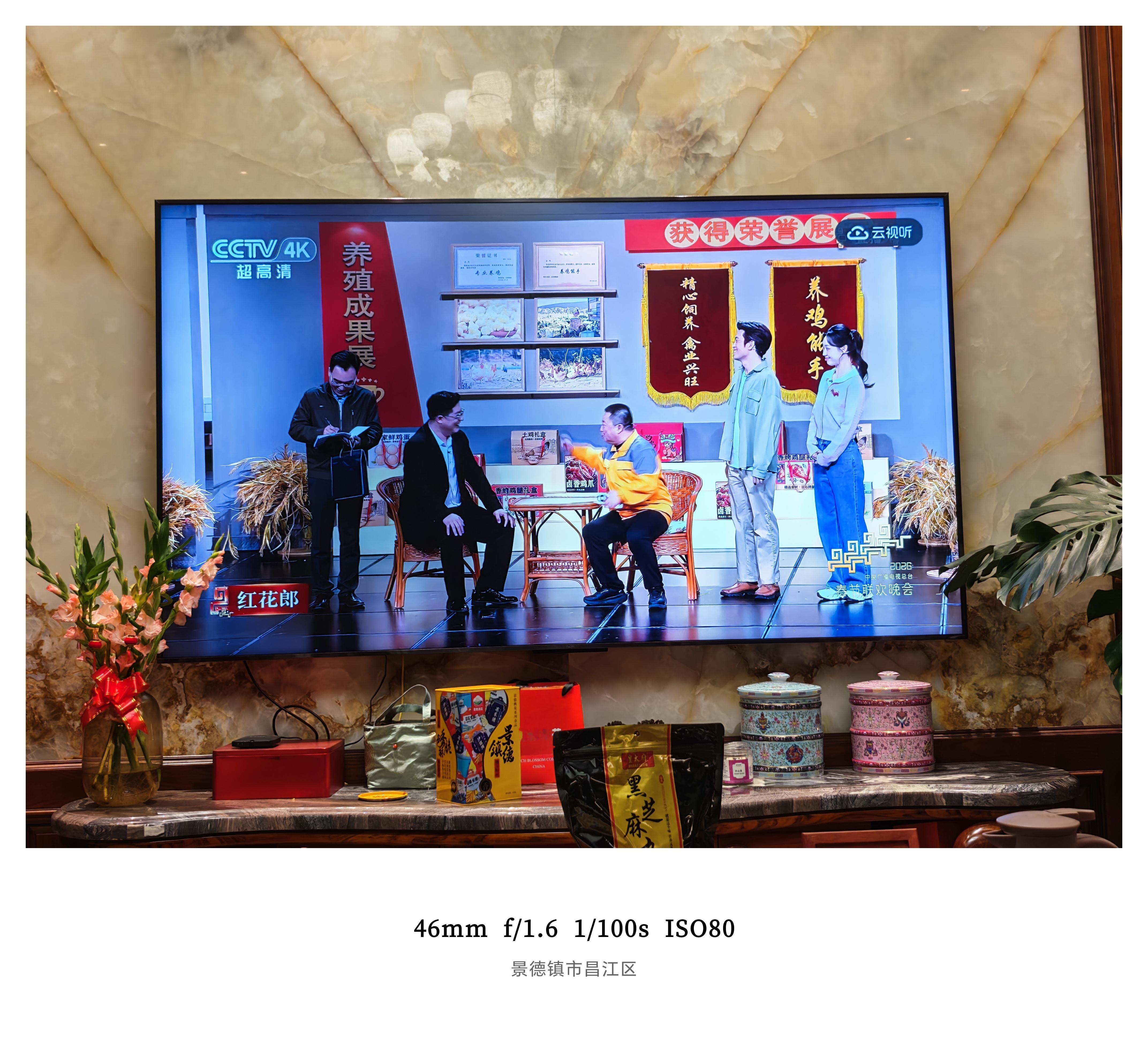 前几年给家里买的100寸小米电视这次回家发现左半边屏幕背光模组损坏我爸说前段时间