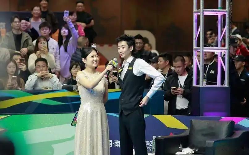 吴宜泽有两个特别的粉丝吴宜泽绝对是一个很有天赋的球员，已经跻身于世界排名前16