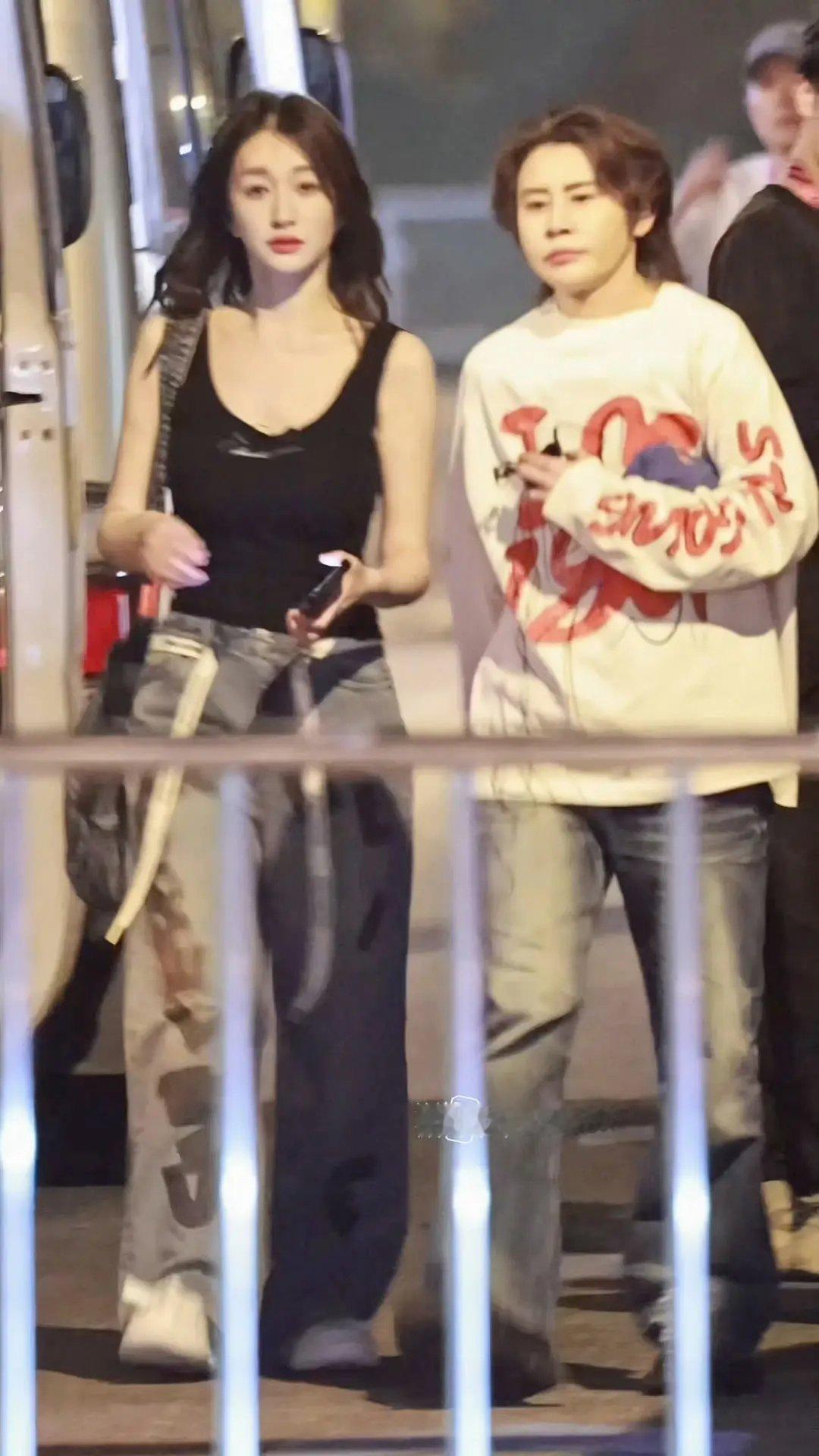 李小冉这皮肤这身材这发量无敌了，想到她年龄，像是吃了防腐剂。。