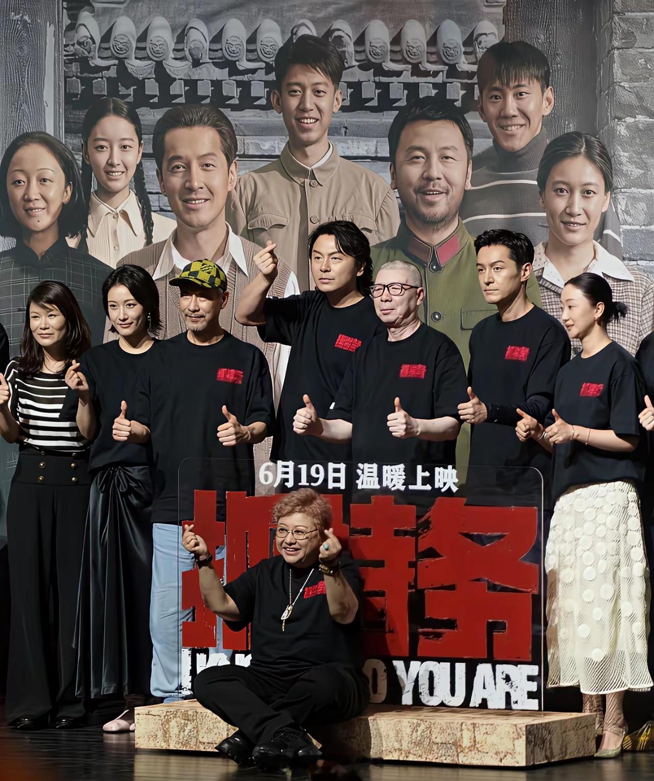 冯小刚女儿徐朵专门从纽约飞回来参加《抓特务》首映，还跟刚下台的雷佳音在后台遮阳棚