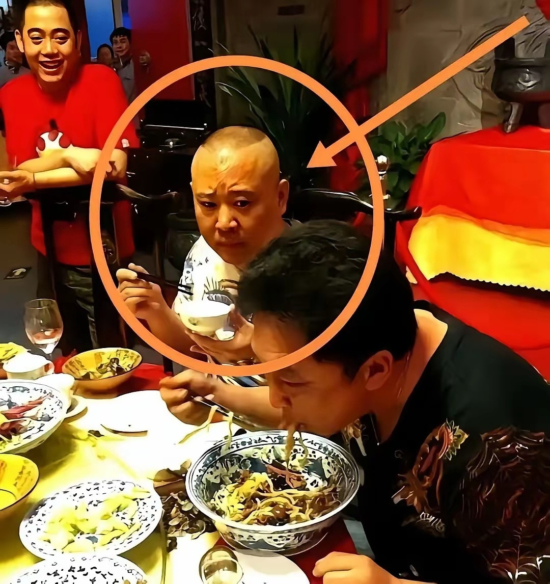 于大爷于谦竟然用这么大的碗吃饭。看看郭德纲。瞪着他的眼神。心里估计在说这是要吃穷