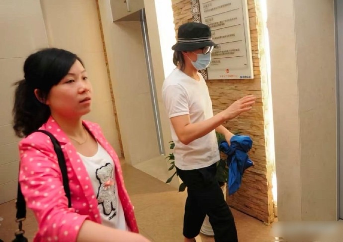 63岁周星驰在香港出行被偶遇，他的穿衣打扮好潮，身材纤瘦，状态看起来挺好的，走路