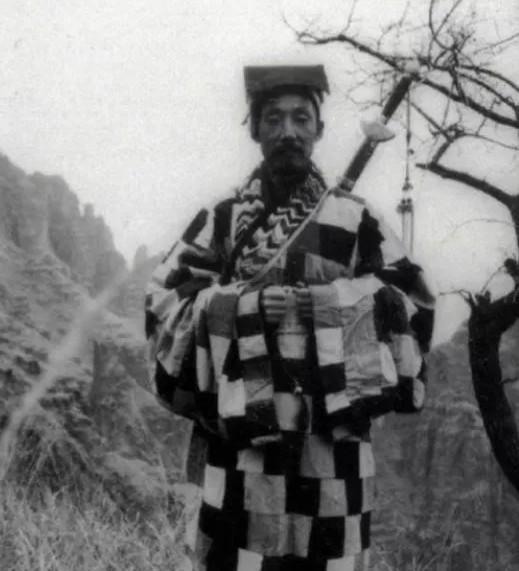 1957年，全国道教协会会议上，朱德请救下狼牙山五壮士的李圆通道长到解放军医院任