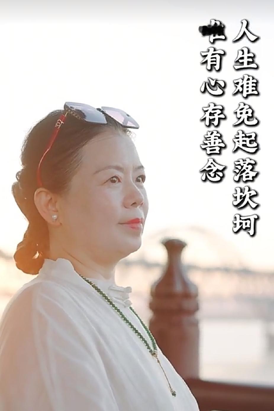 柴桑大姐今天有事提前下播柴桑大姐今天开播也很晚，将近九点才开播，十点半下播。