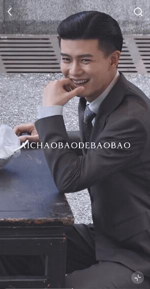 一大早就被何贤先生的美貌迷住啦!穿着西装的他，真的很有风度，一张脸特别周正帅气，