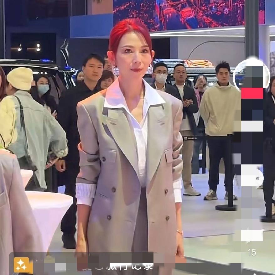 落地凤凰不如鸡52岁蔡少芬奔波瘦脱相被王晶嘲讽，但我觉得这不是落魄，是扛起家