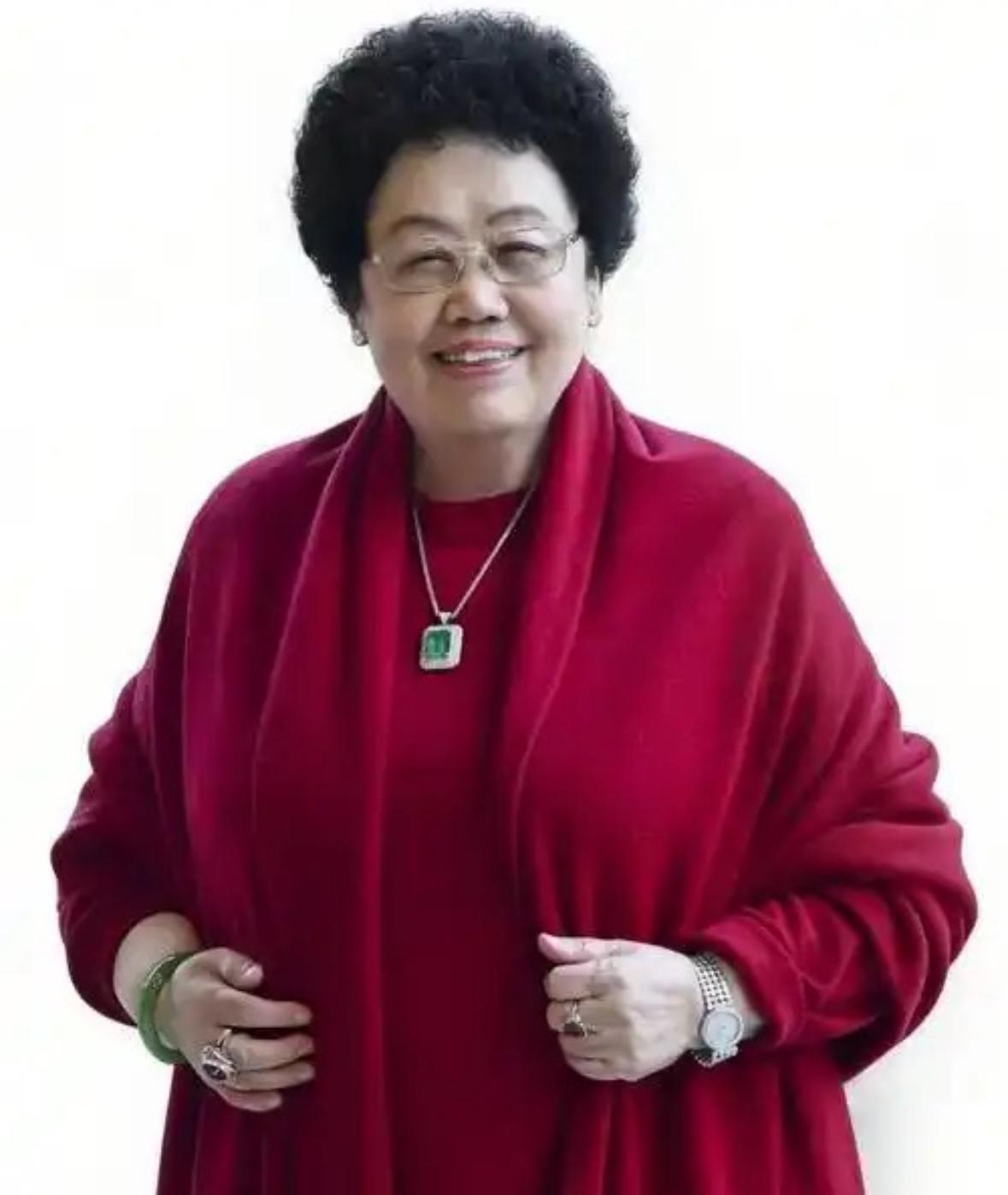 “哪怕坐拥金山，阎王爷的生死簿上，也从不论身价。”85岁的陈丽华走了。这位从