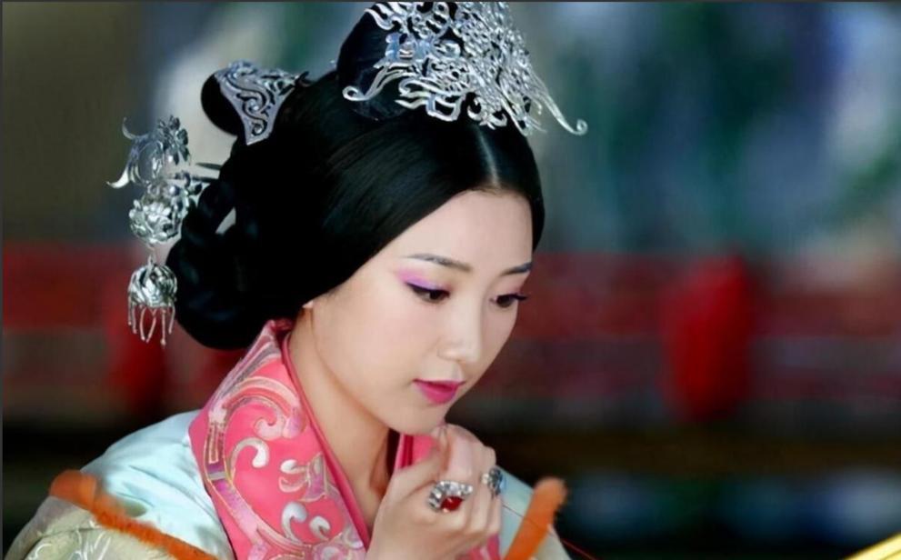 刘邦死后，齐王刘肥进宫撞见吕后的女儿鲁元公主，下跪高呼：“娘，最近身体可好？”