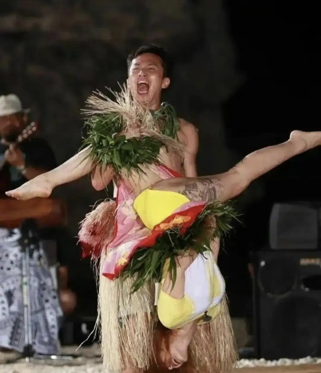 同样的抬腿动作，15年前的柳岩能播，现在却被打上了马赛克。2009年，她在节目