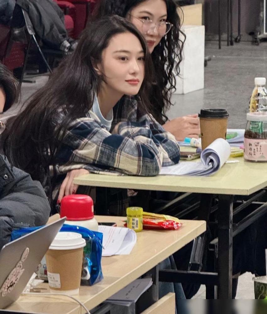 38岁张馨予重回学校上课，和同学们一起排练话剧，她化着精致的妆容，皮肤超好，身材