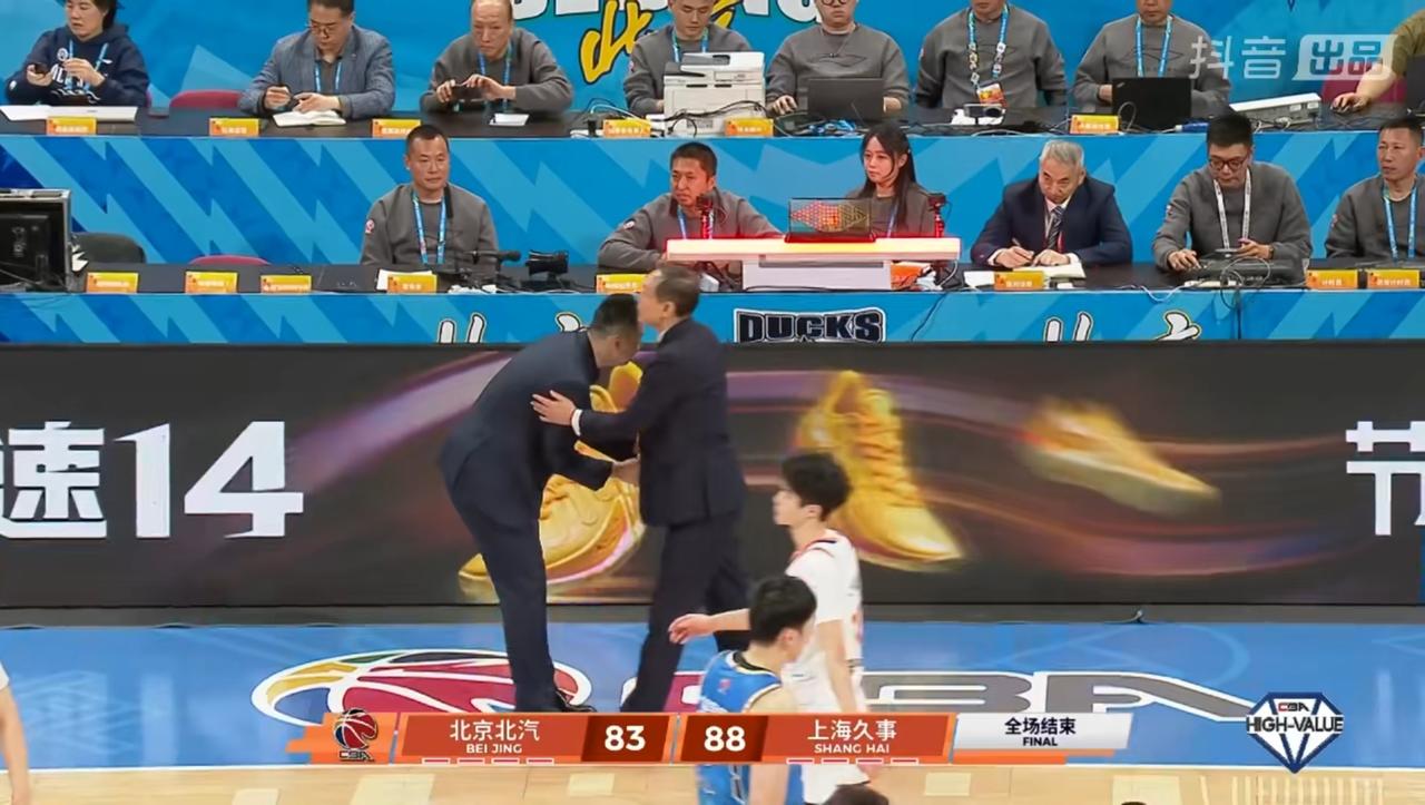 完犊子了，北京男篮负于两外援的上海男篮，跟王哲林相比，周琦算是废了，张镇麟