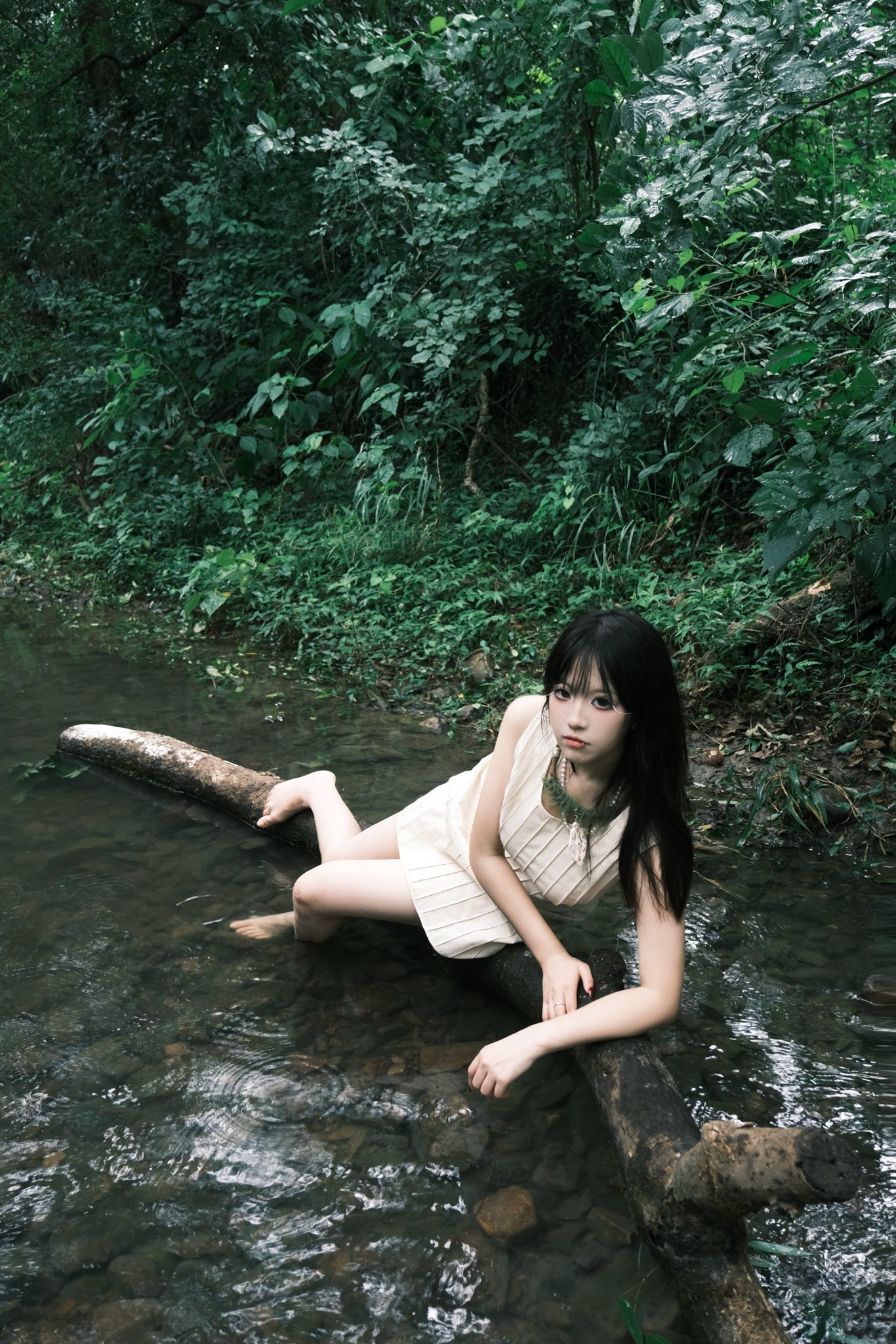 爱干净的女孩子拍写真的时候就不怕脏了