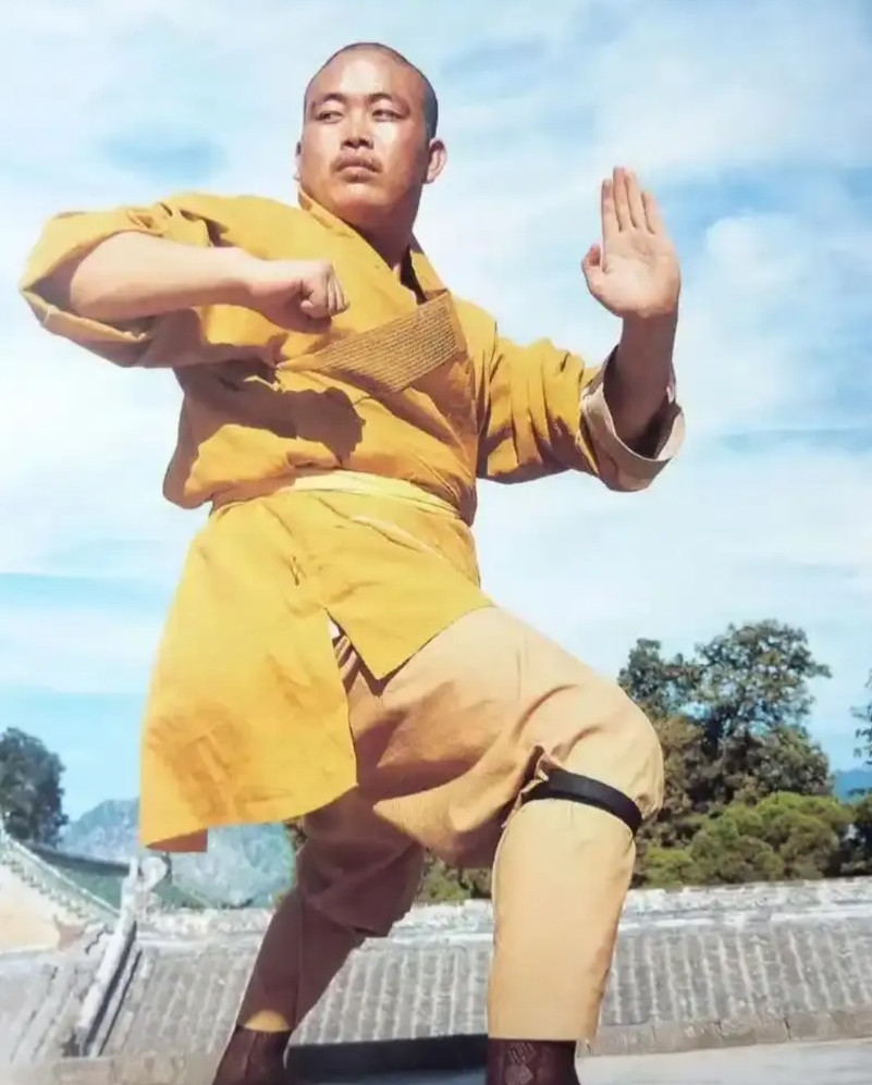 释永信为啥10年才崩塌？1、把信仰变成生意，迄今为止都有人认为释永信对少林寺