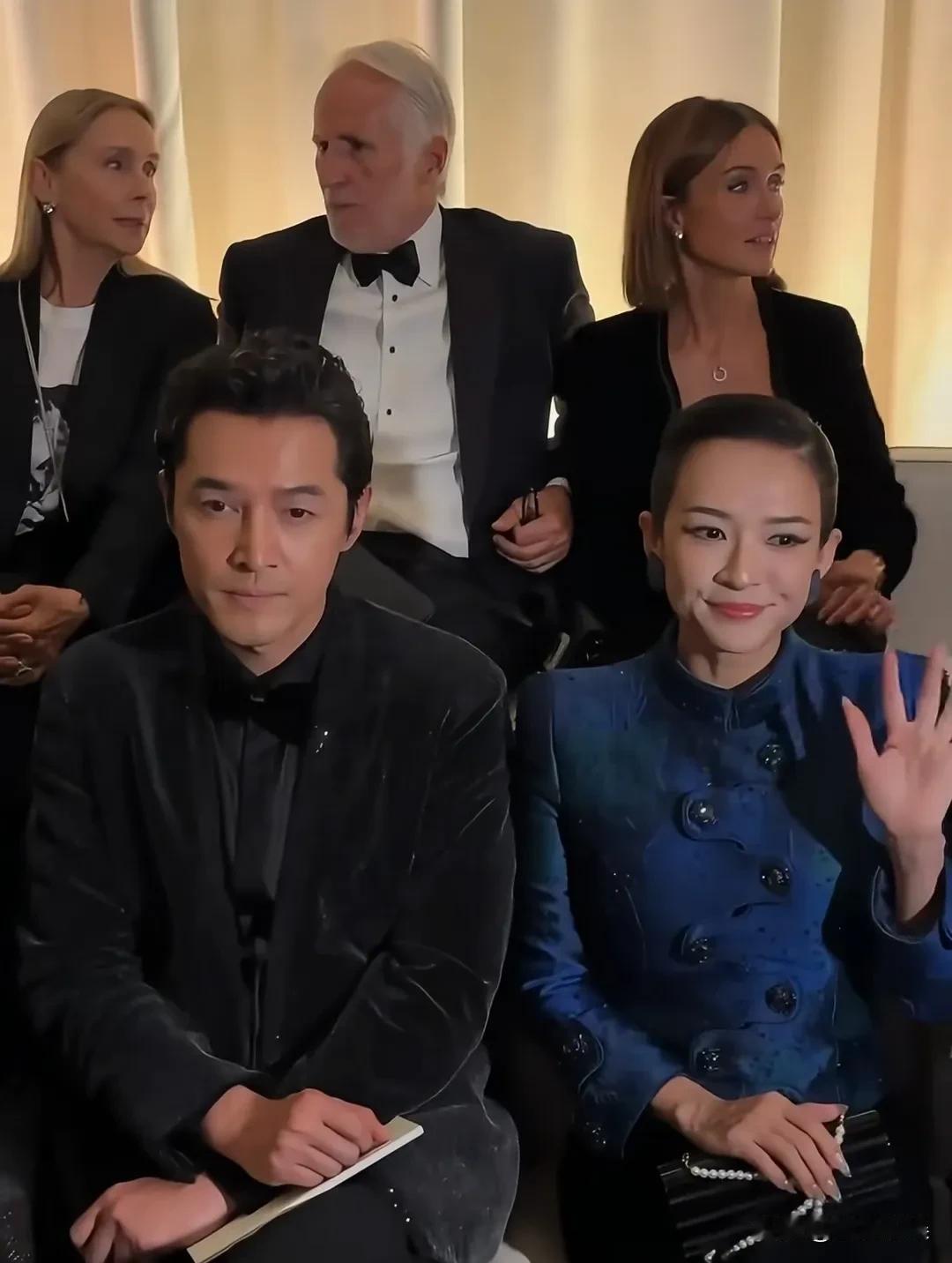 这是什么神仙打架的场面啊？男神女神居然在米兰时装周同框了！43岁的胡歌和46岁