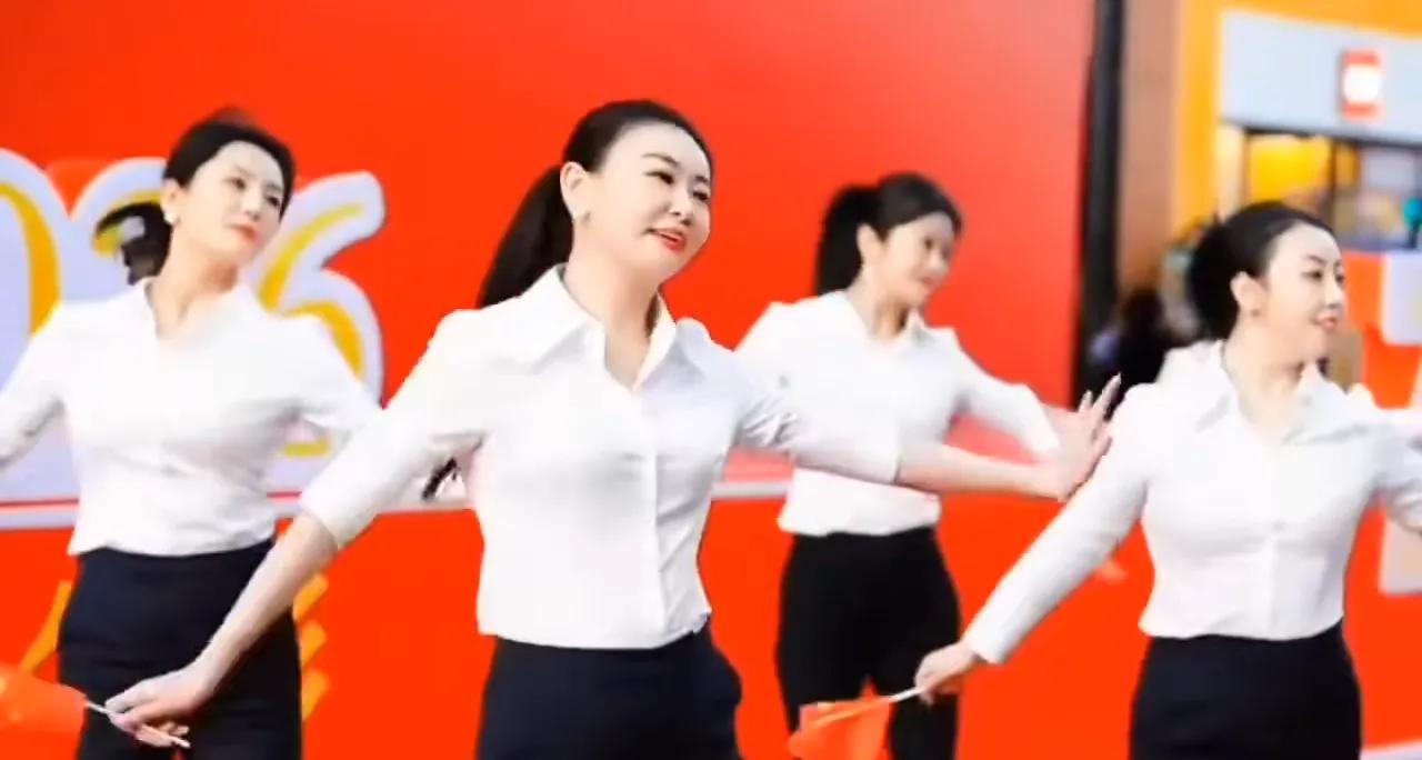 全网在播秦主任，其实到底哪个是，很多人都没弄清楚。播放量最大的那段舞蹈里，边舞