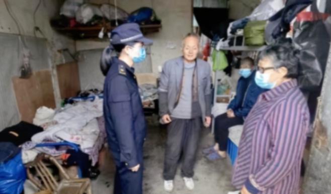 2022年，浙江一位老大爷因违规摆摊被罚款，当他去交罚款时，向工作人员请求能不能