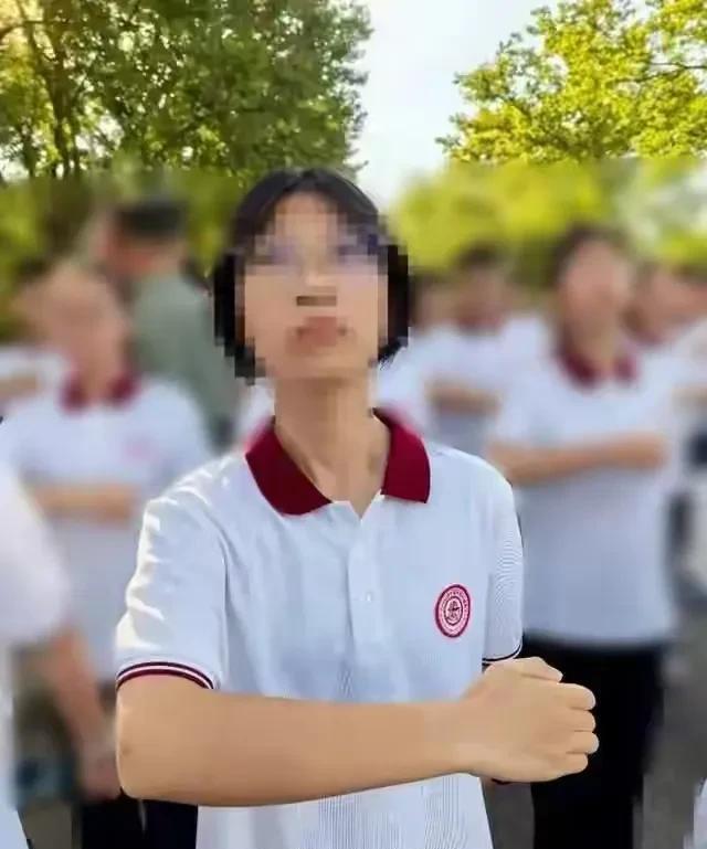 8月14日，上海交通大学附属中学嘉定分校一名高一女生在军训期间倒地，送医后抢救无
