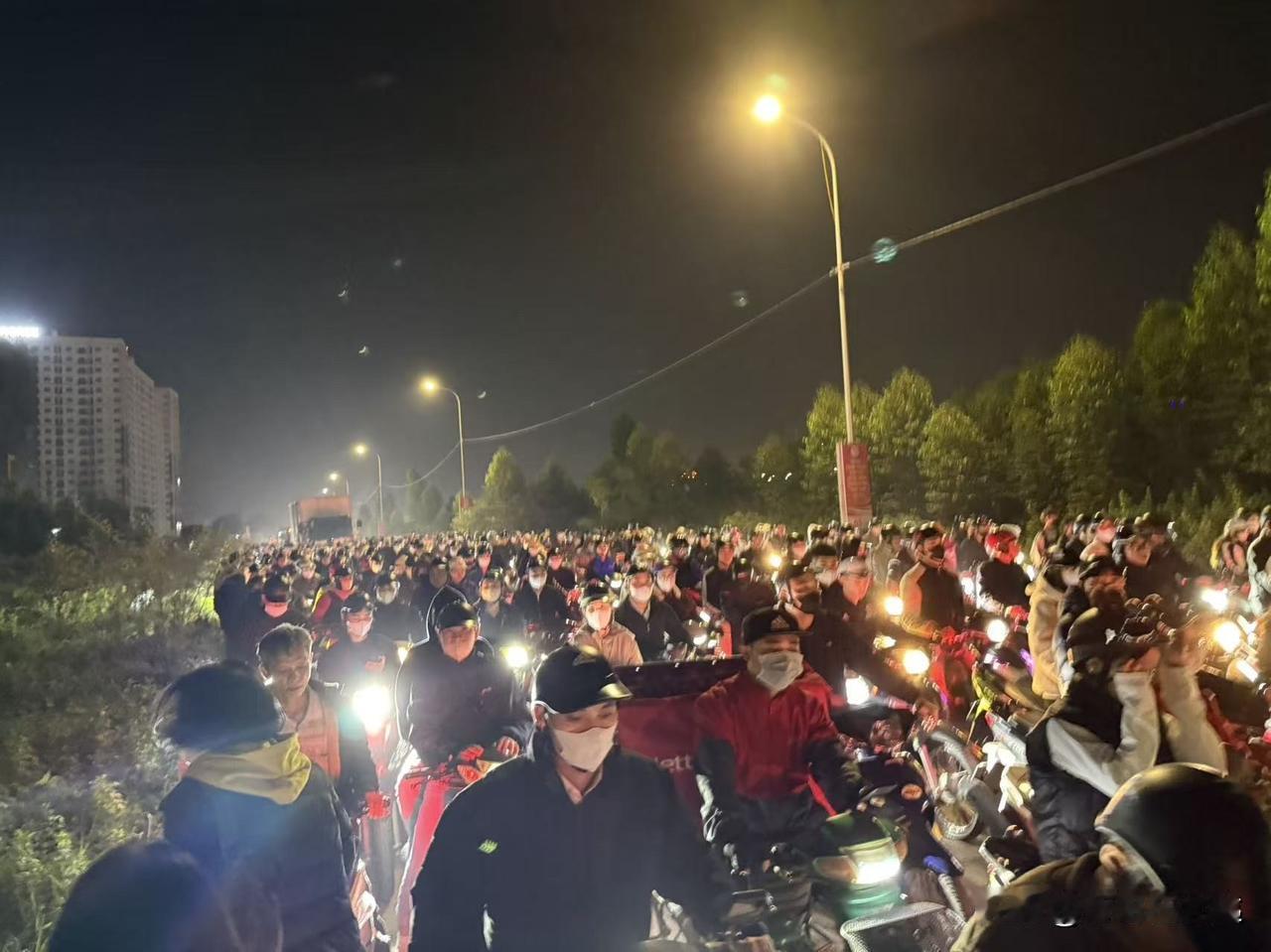 越南的下班光景，满是独有的时代感——一到高峰期，浩浩荡荡的摩托车大队到处都是，堵