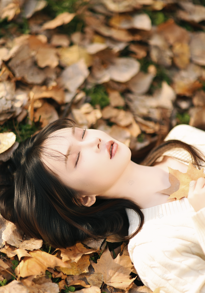 约拍秋天氛围感！🍂秋日氛围感拉满！闭眼躺在落叶堆里也能拍大片～✨...