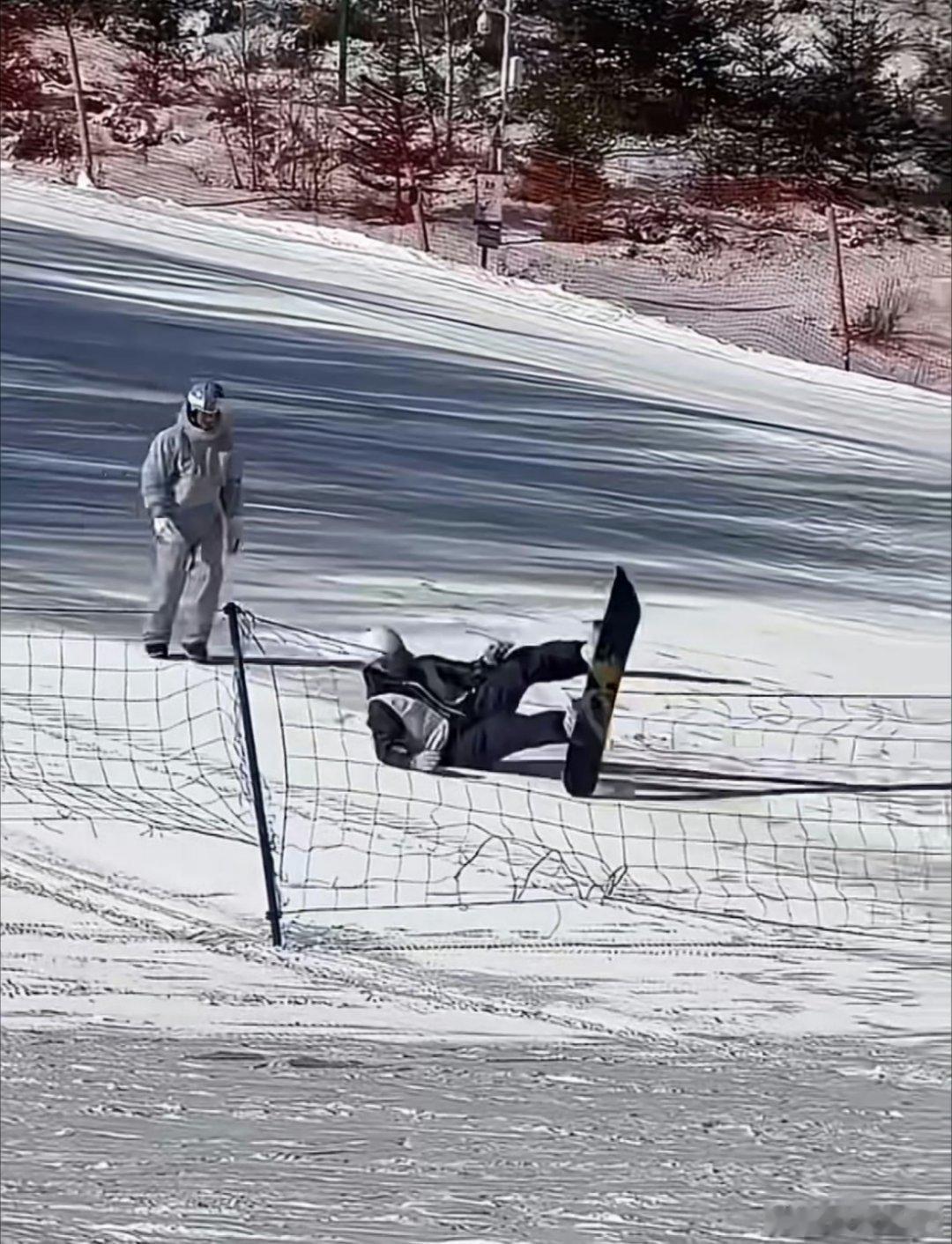 王安宇滑雪摔了看这小表情，棍哥应该摔疼了