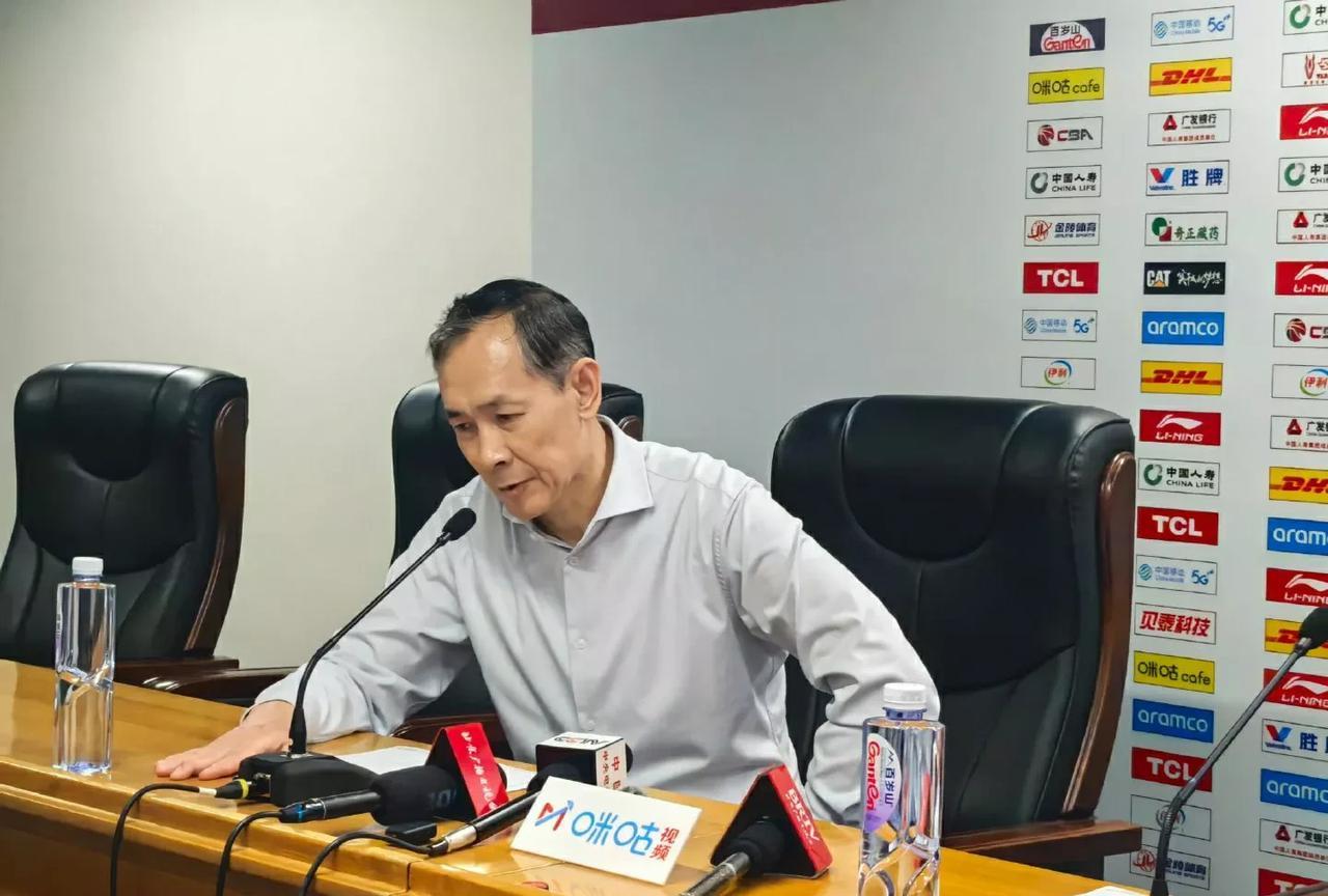 巧妇难为无米之炊？输球后，完全可以看到许利民指导的无奈，连续两个主场失利，底气