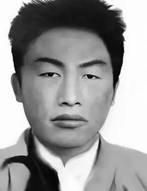 1935年，王耀武得知，部下俘虏了一个红军师长，于是兴冲冲的跑过去，准备亲自审讯