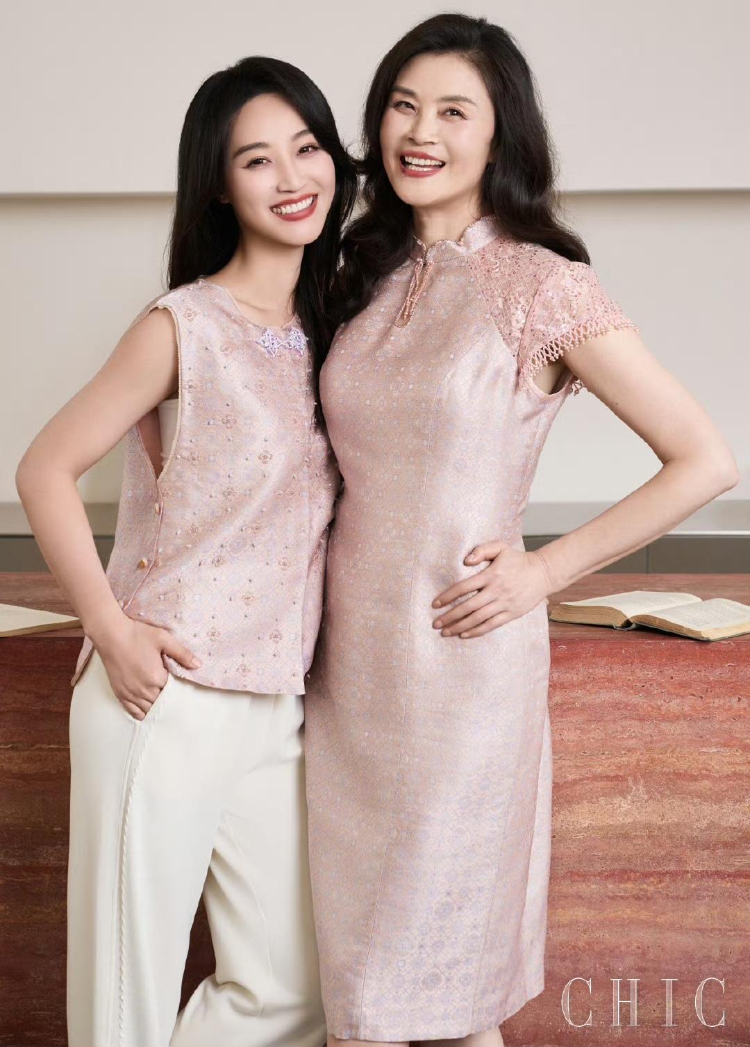 今天是立夏，蓝盈莹在个人账号分享了一组母女时尚大片，配文：立夏，最爱的季节和最爱
