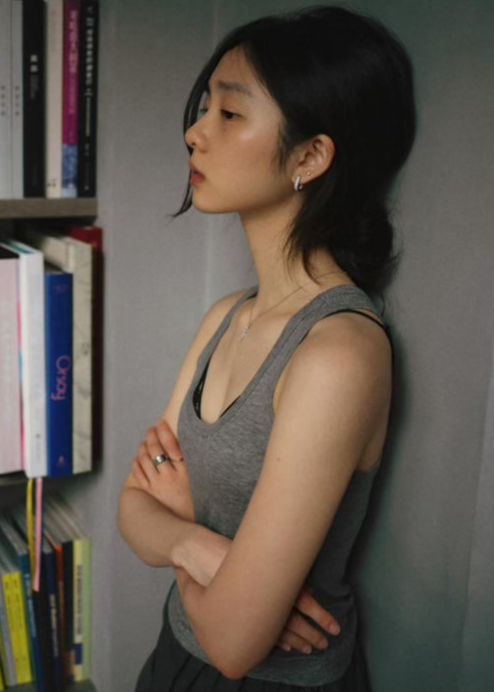 黄多多晒出暑假居家氛围照，只能说有的人忧郁感就是天生的此女真是越长大越美，气质更